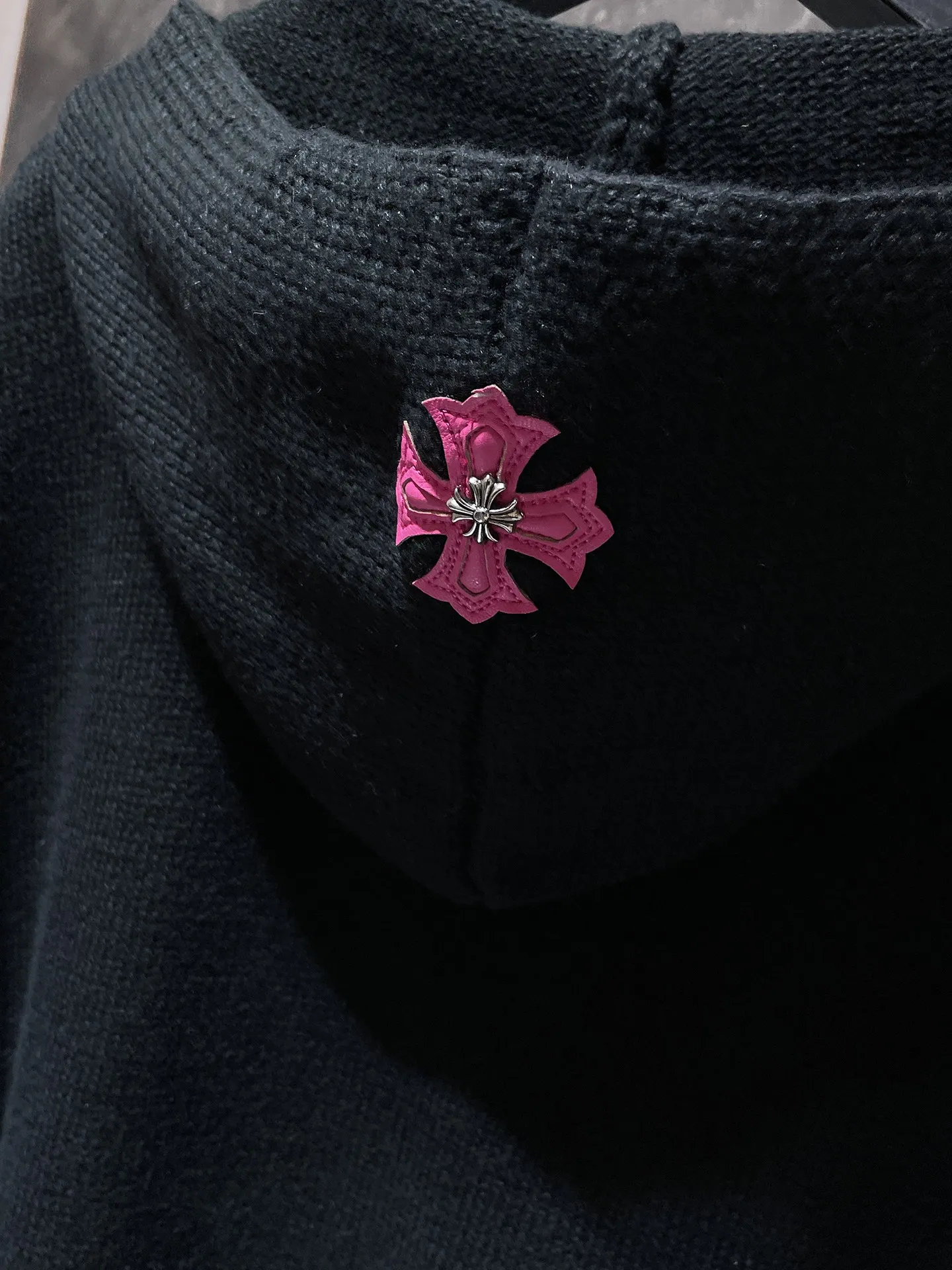 P296 Chrome Hearts 🍁Autumn and winter sweater series🍁 Heavy-duty pink double-arm embroidered sweater, 20 pieces of imported leather on both sleeves, selected high-quality wool blended knitted fabric, non-common version on the market 🌈Recommended color: black 🌈 Size: S, M, L, XL